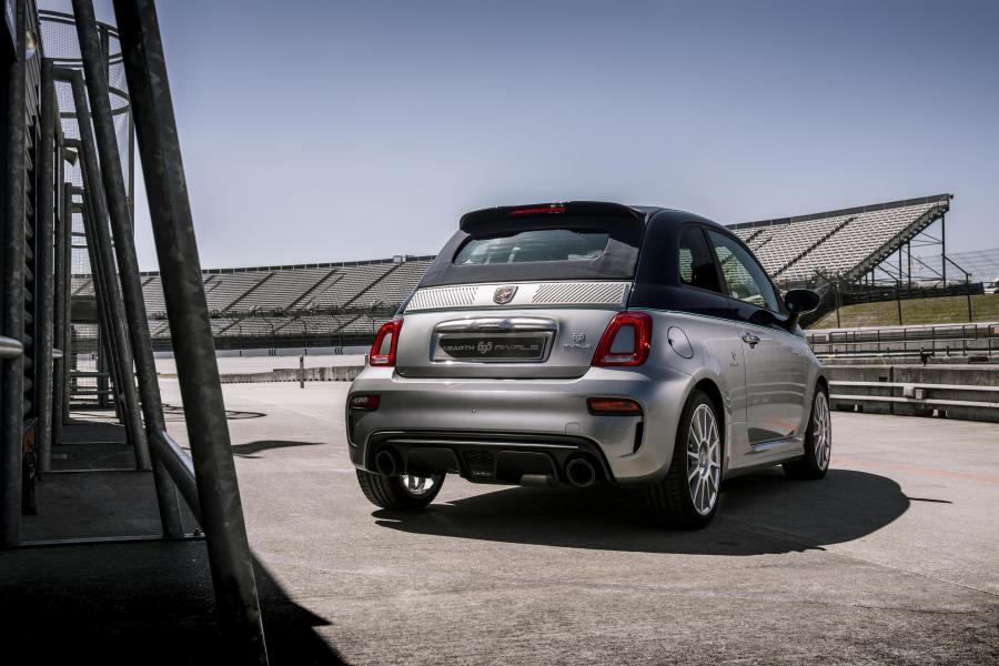  Abarth 695C Rivale 2017 года  (UK) (фото 4 из 12)